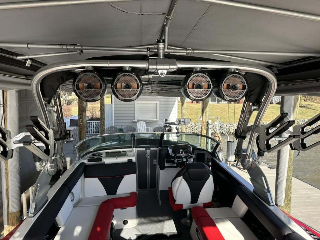 2021 MasterCraft XT22 – LOADED!