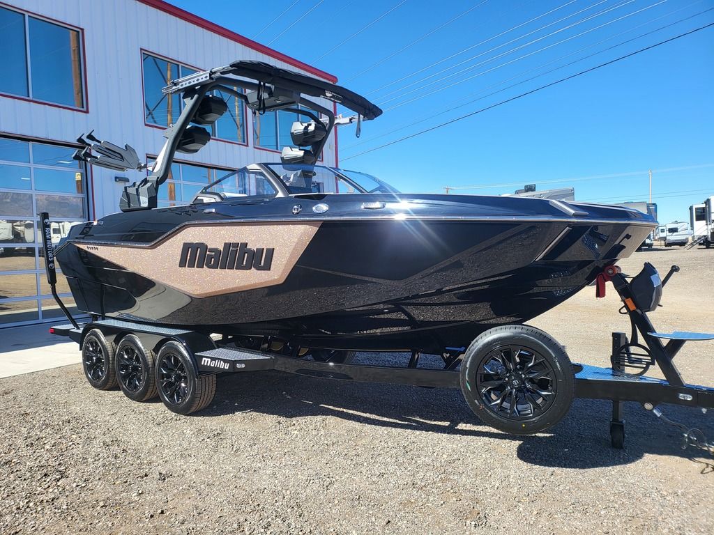 2025 Malibu Boats M230 Icon