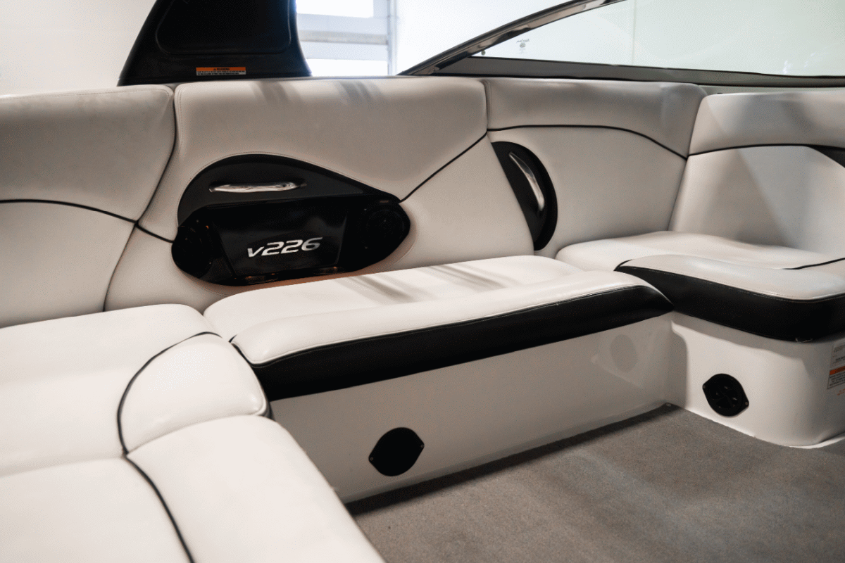 2013 Supreme V226 &#8211; Black / White