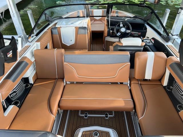 *Just over 200 HOURS w 1.5 Year Transferable Warranty * 2019 Nautique Super Air G21
