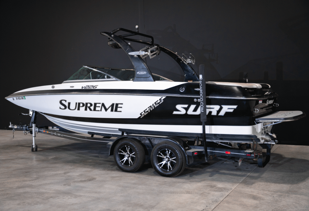 2013 Supreme V226 &#8211; Black / White