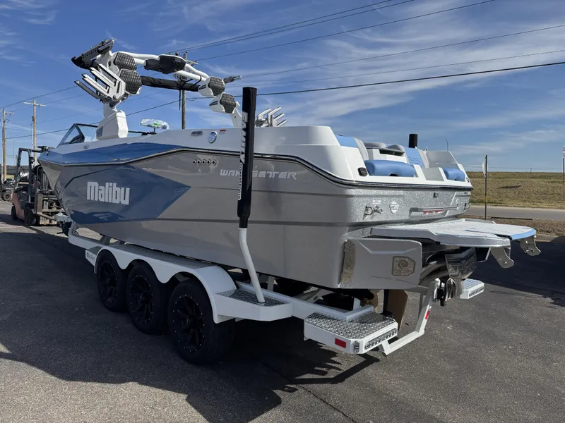 2025 Malibu 26 LSV