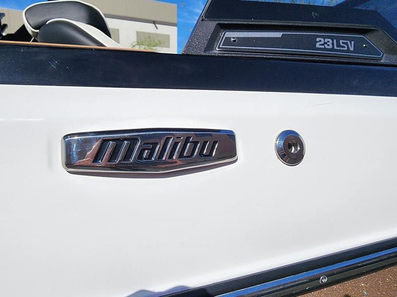 2022 Malibu 23 LSV