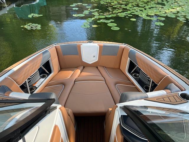 *Just over 200 HOURS w 1.5 Year Transferable Warranty * 2019 Nautique Super Air G21