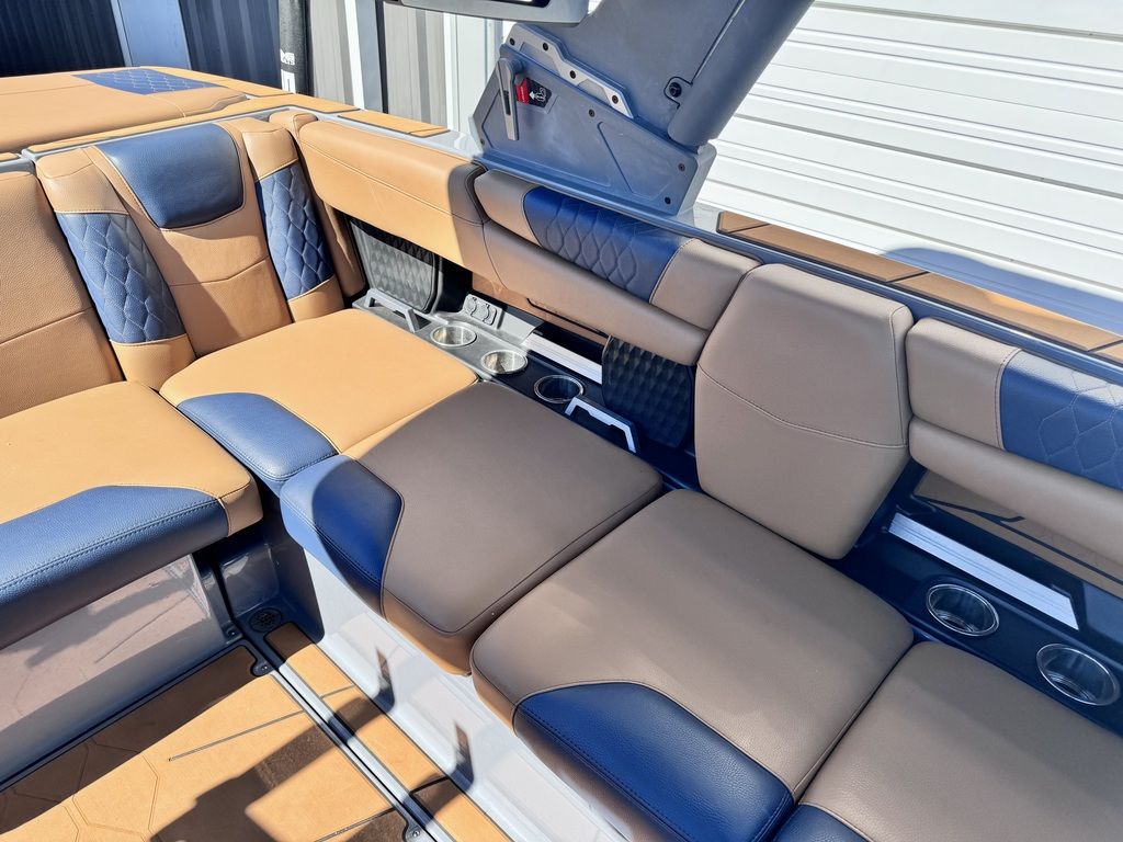 2021 Malibu Boats M220