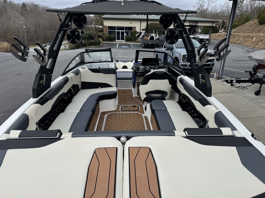 2018 Malibu Boats 23 LSV