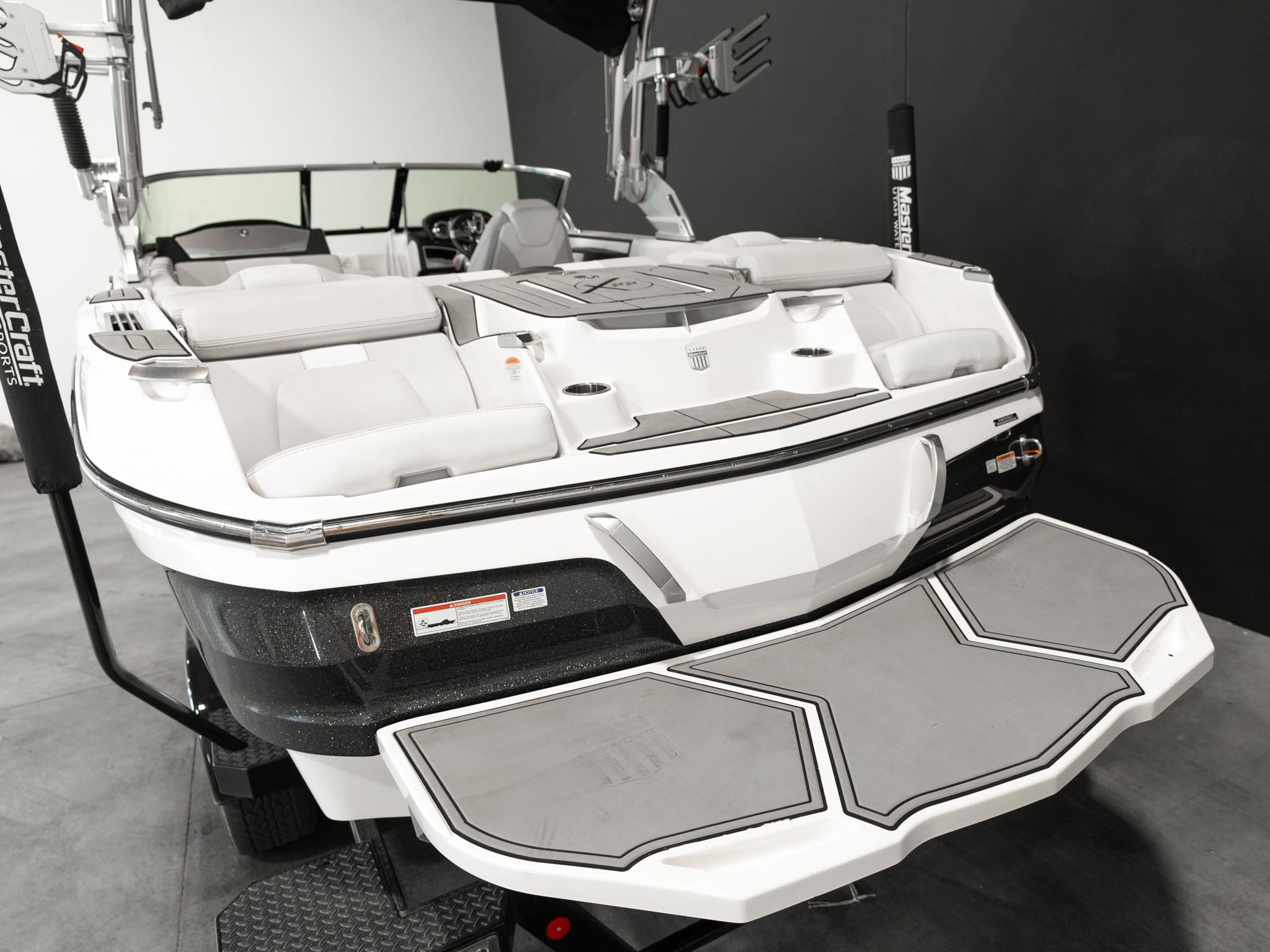 2021 Mastercraft X22 &#8211; White / Black Flake