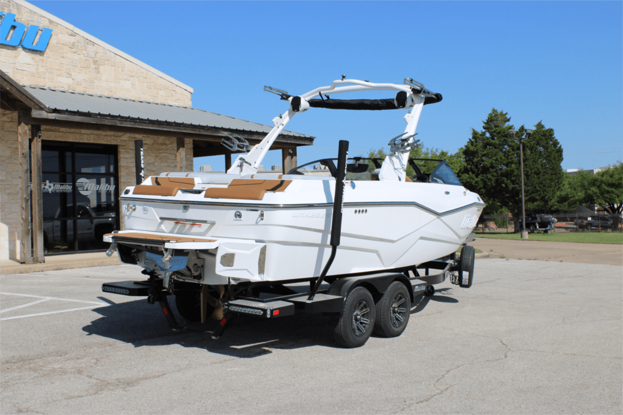 2025 Malibu 22 LSV