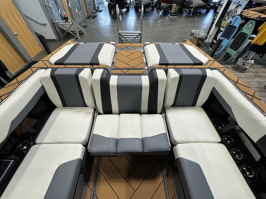 2024 Malibu 23 LSV