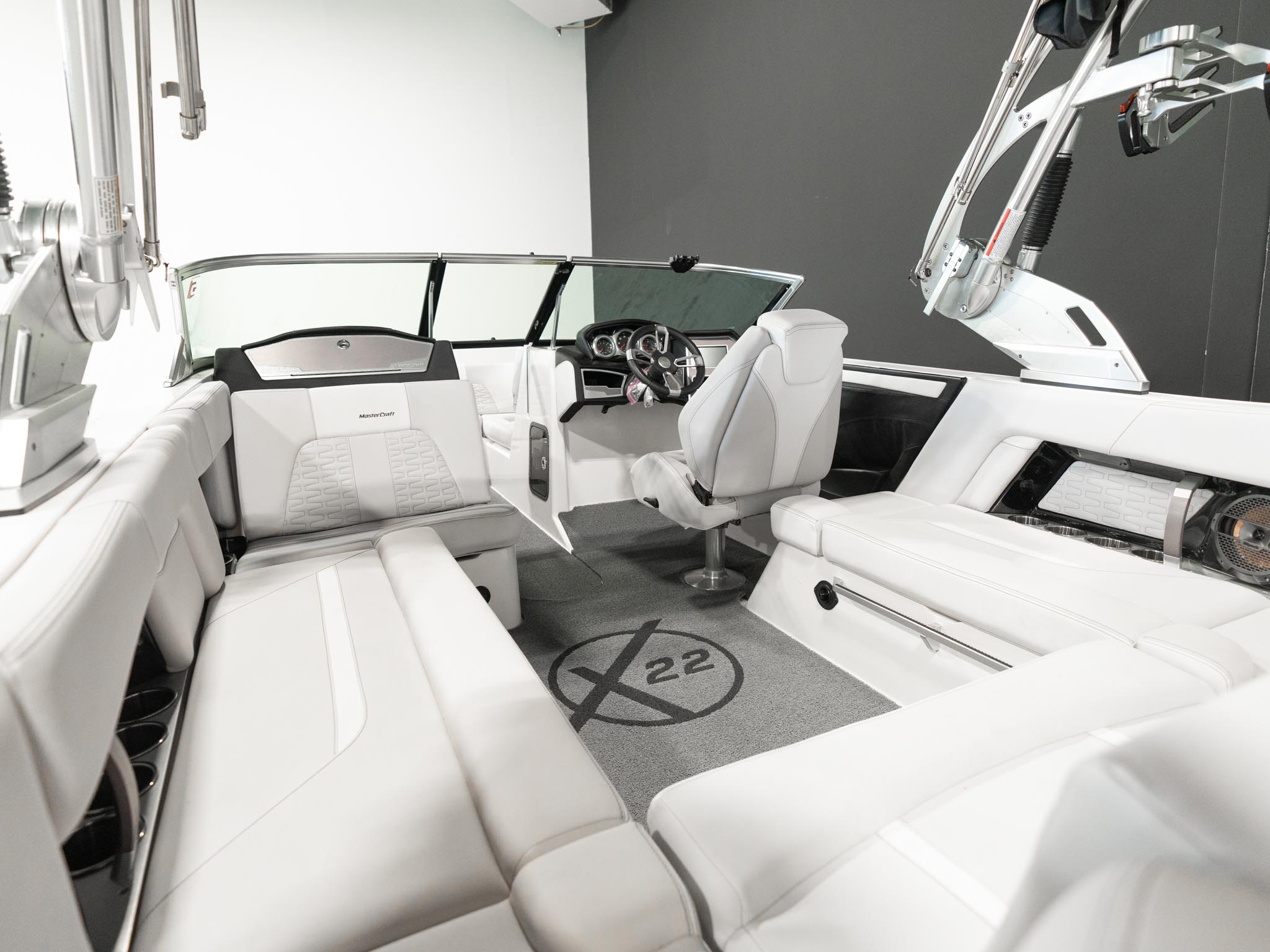 2021 Mastercraft X22 &#8211; White / Black Flake