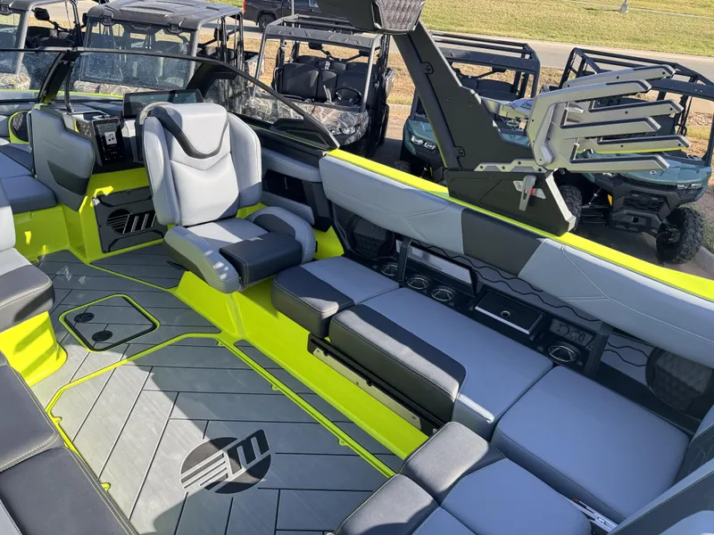 2025 Malibu 23 LSV