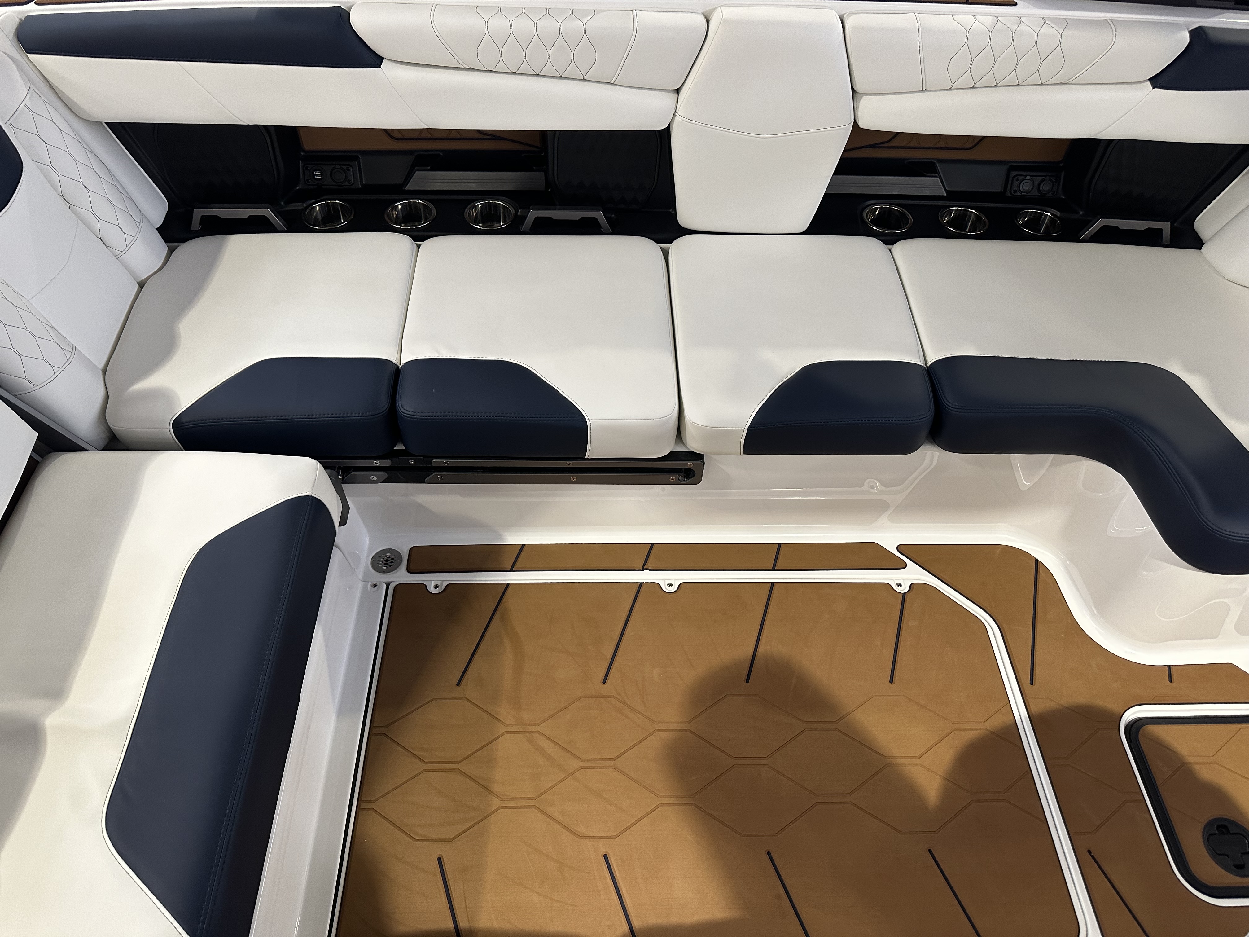 2023 Malibu Boats M220