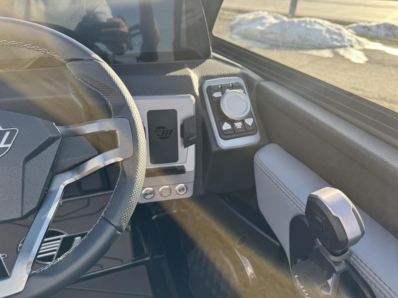 2025 Malibu 25 LSV