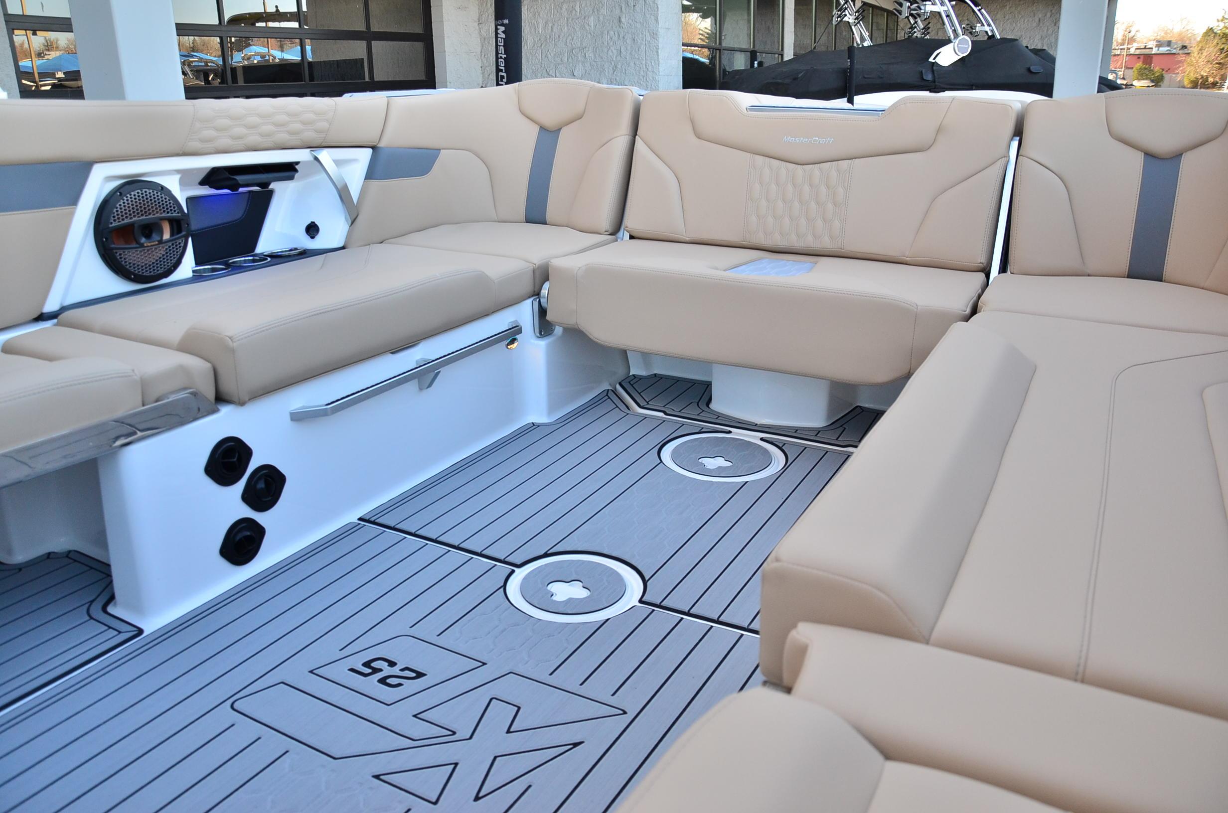2024 MasterCraft XT25 – Loaded! Model Year End Clearance!