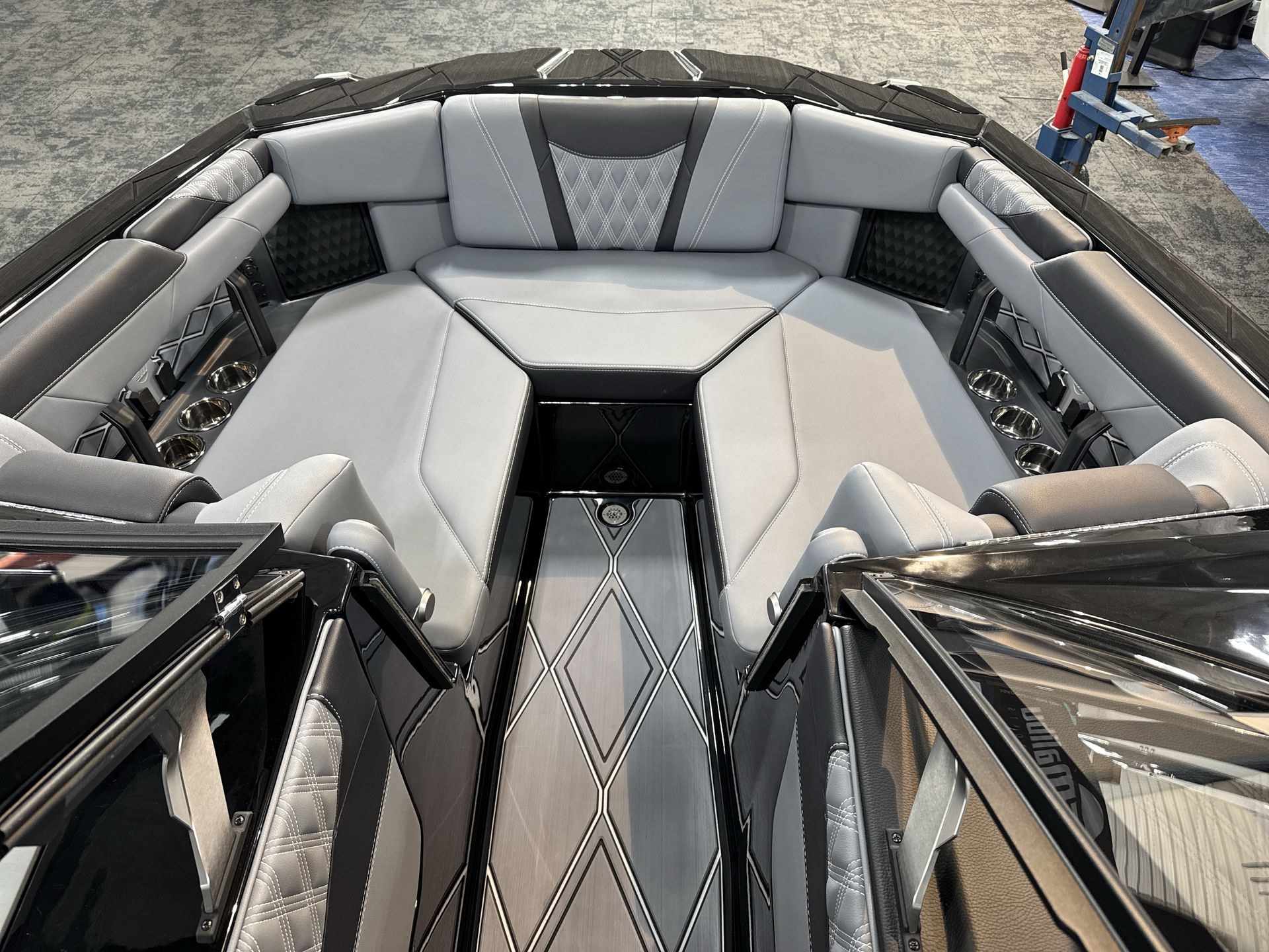 2025 Malibu M230