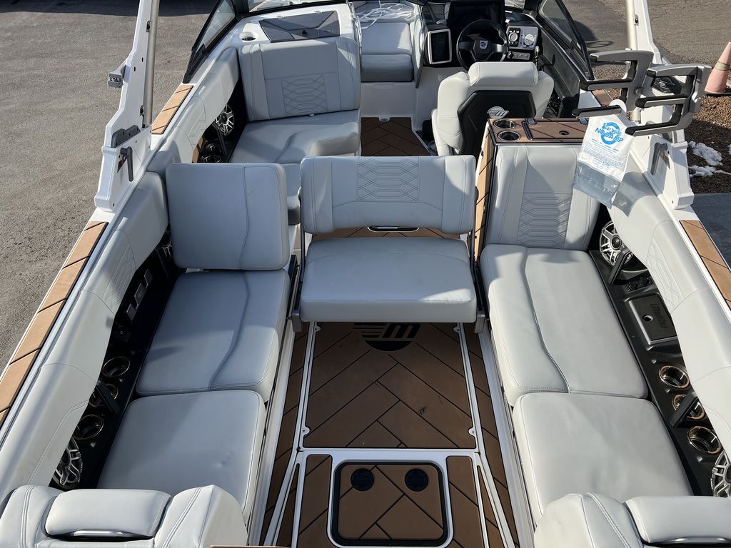 2022 Malibu Boats 25 LSV