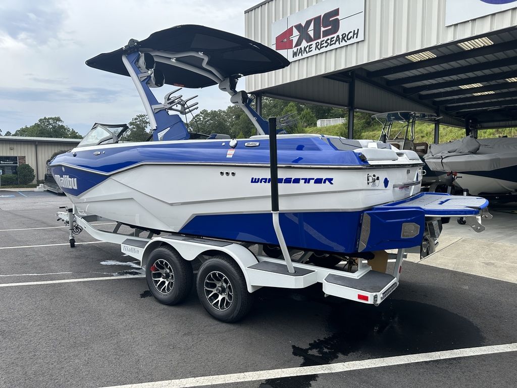 2024 malibu boats 22-LSV