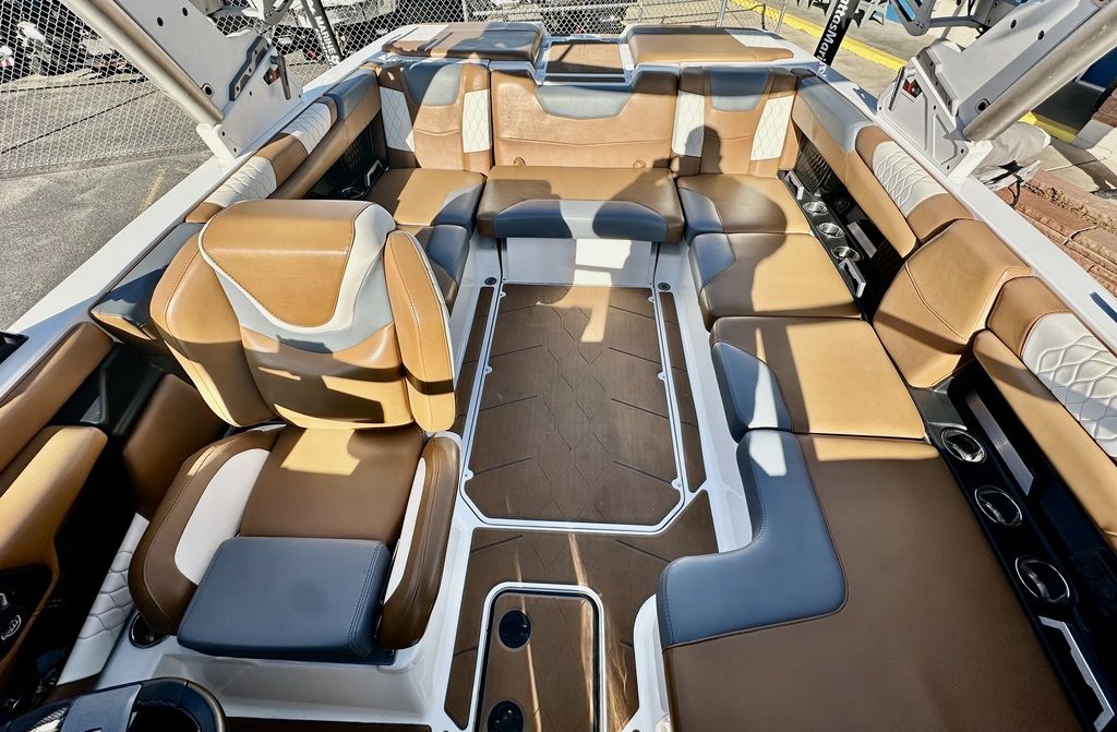 2023 Malibu Boats M220