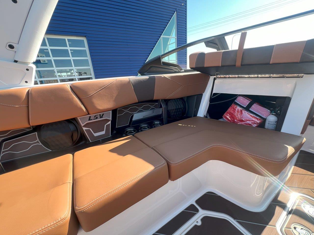 2025 Malibu 23 LSV