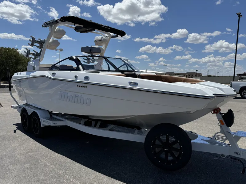 2025 Malibu 23 MXZ