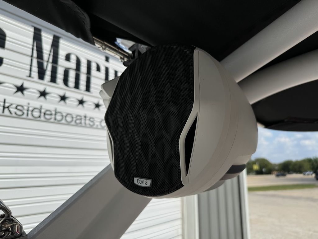 2022 Malibu Boats 21 LX