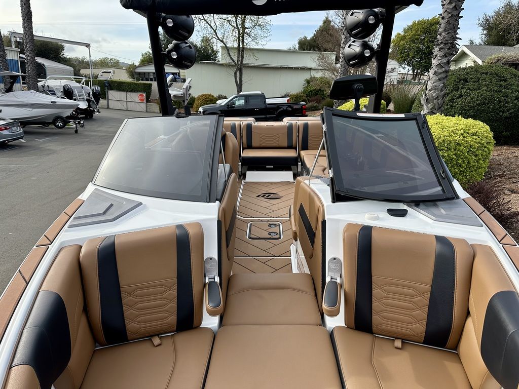 2022 Malibu Boats 25 LSV