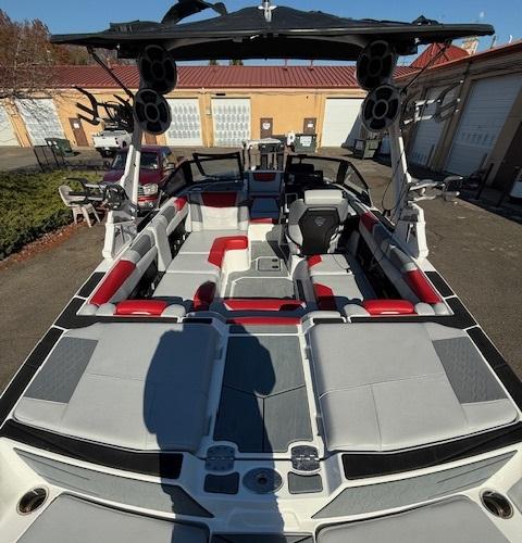 2021 Malibu M220 w Trailer