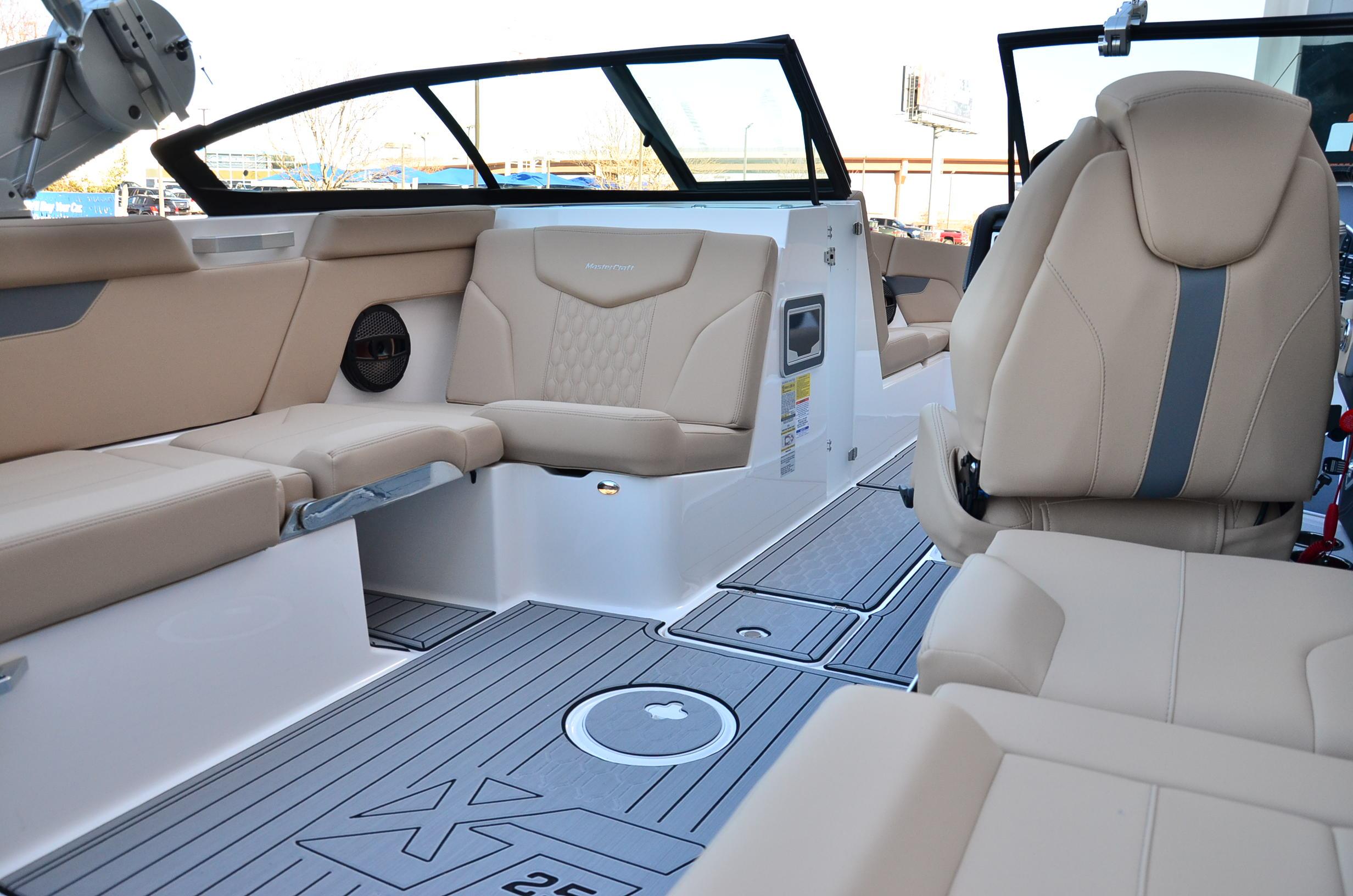 2024 MasterCraft XT25 – Loaded! Model Year End Clearance!
