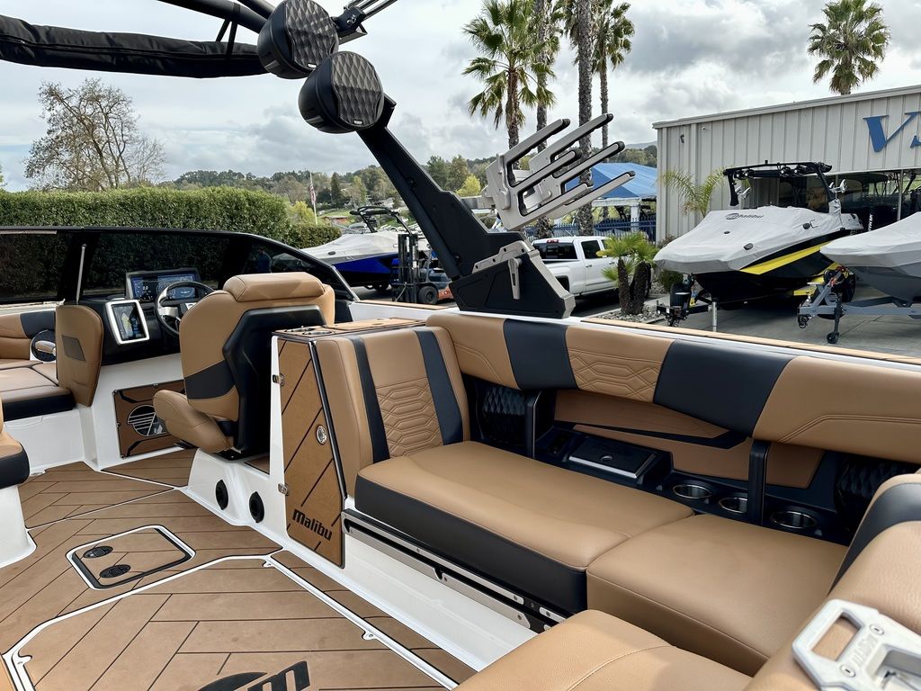 2022 Malibu Boats 25 LSV