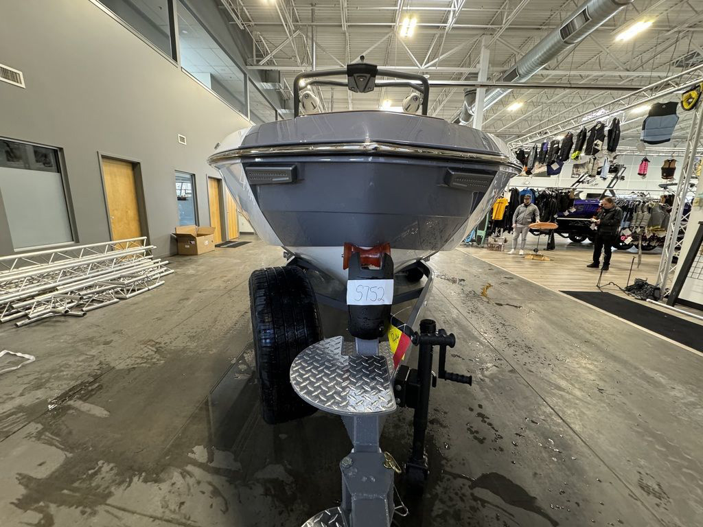 2024 Malibu 23 LSV
