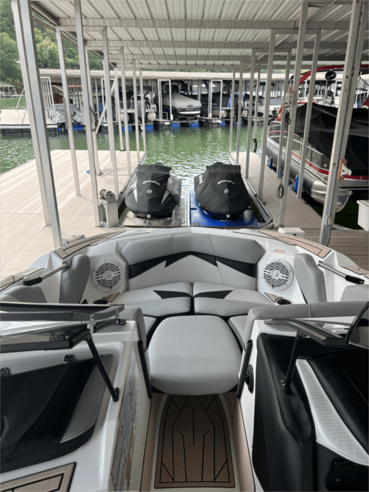 Wakesurf Boat