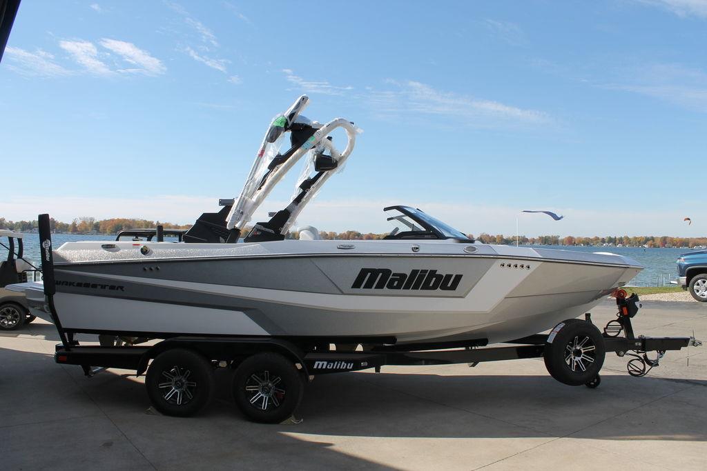 2025 malibu boats 21-LX