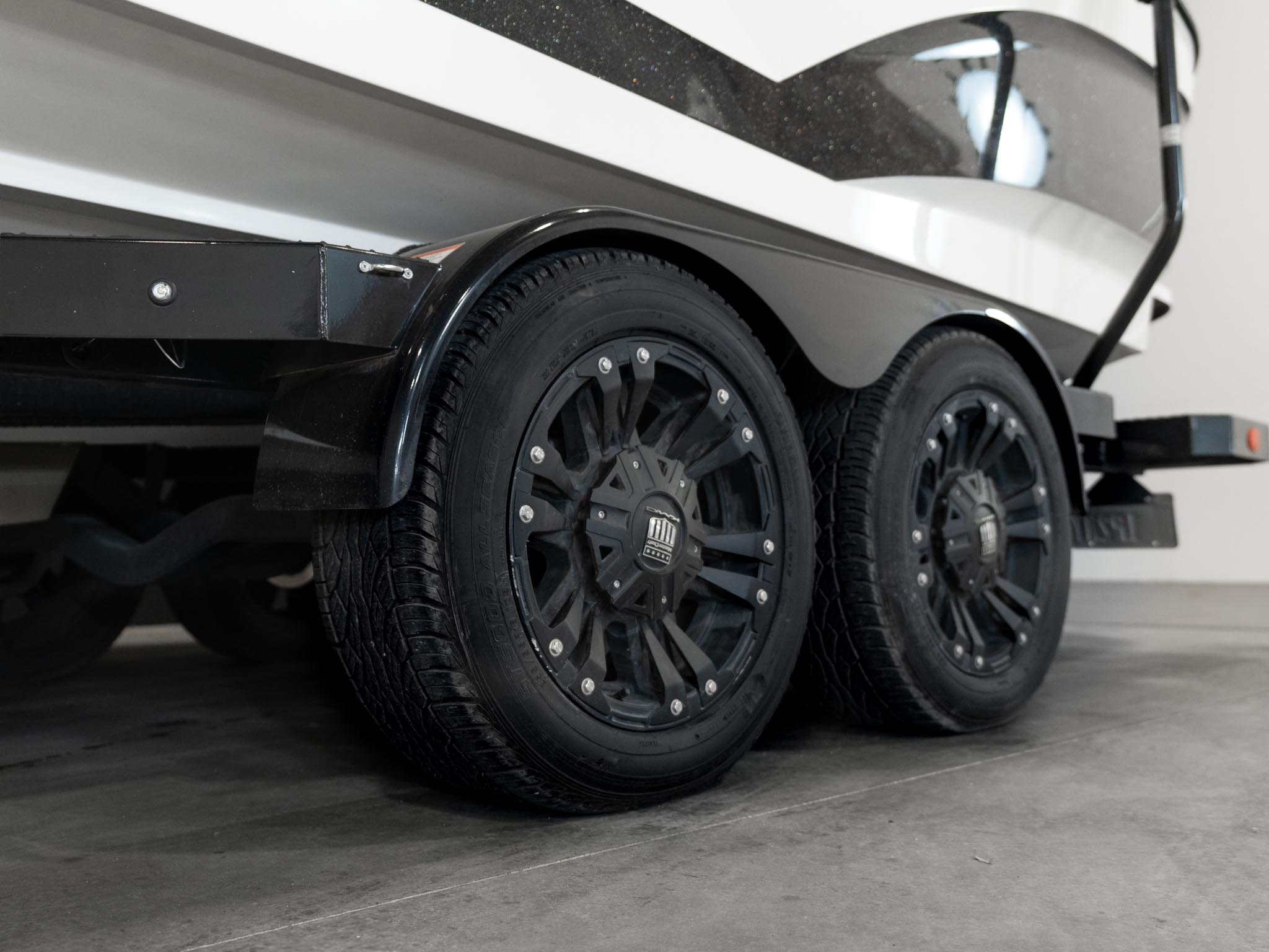 2021 Mastercraft X22 &#8211; White / Black Flake