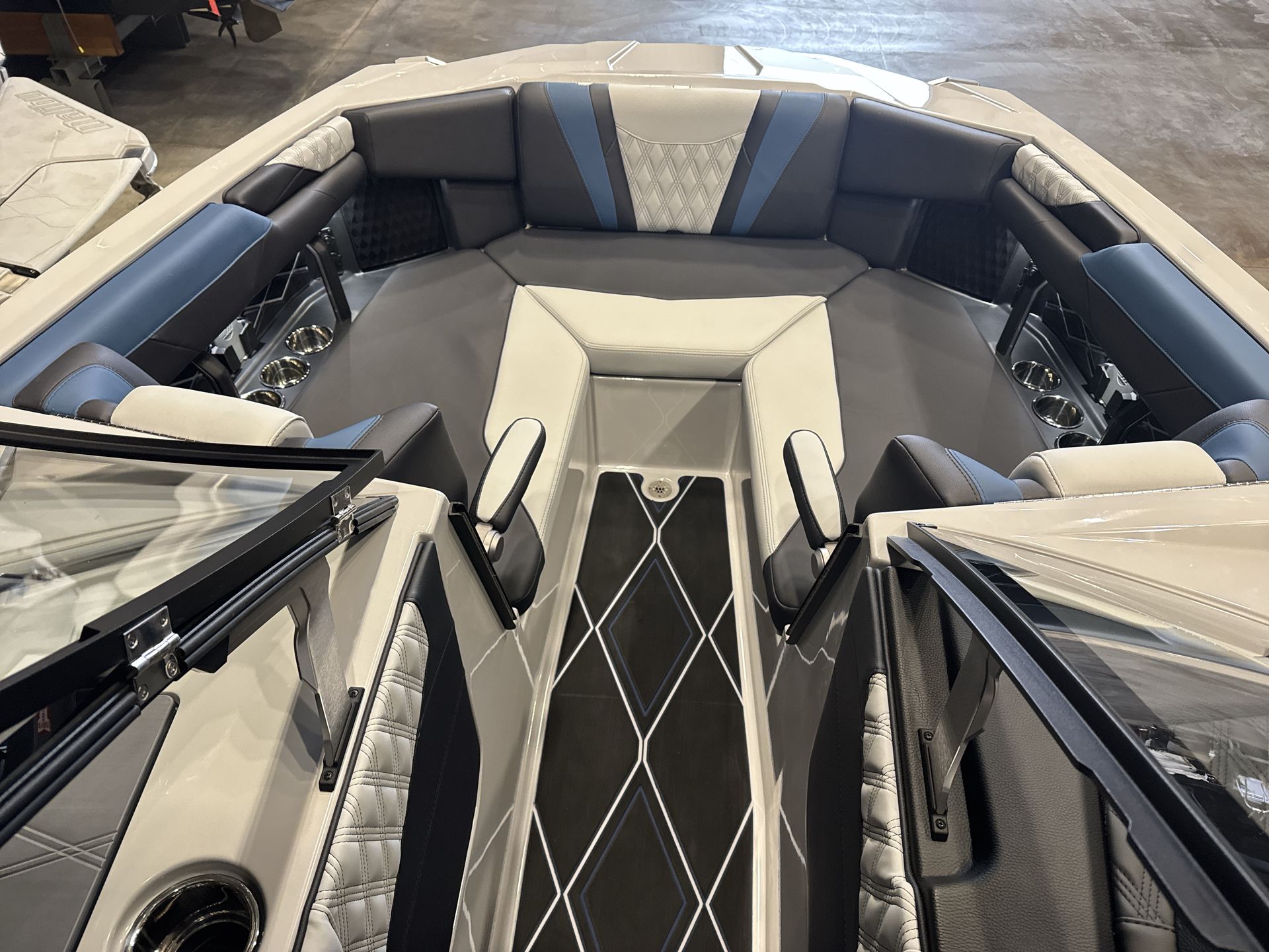 2025 Malibu M230