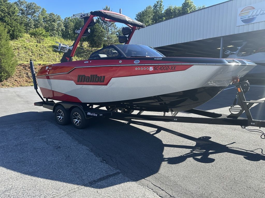 2023 malibu boats M220