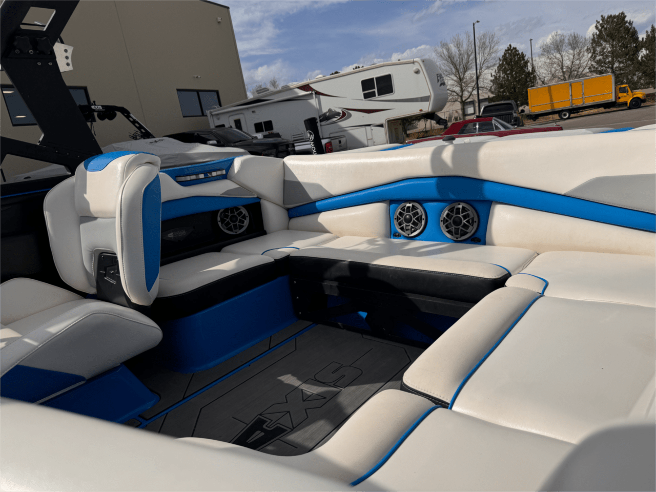 2019 Axis A20 – LOW HOURS – Clean