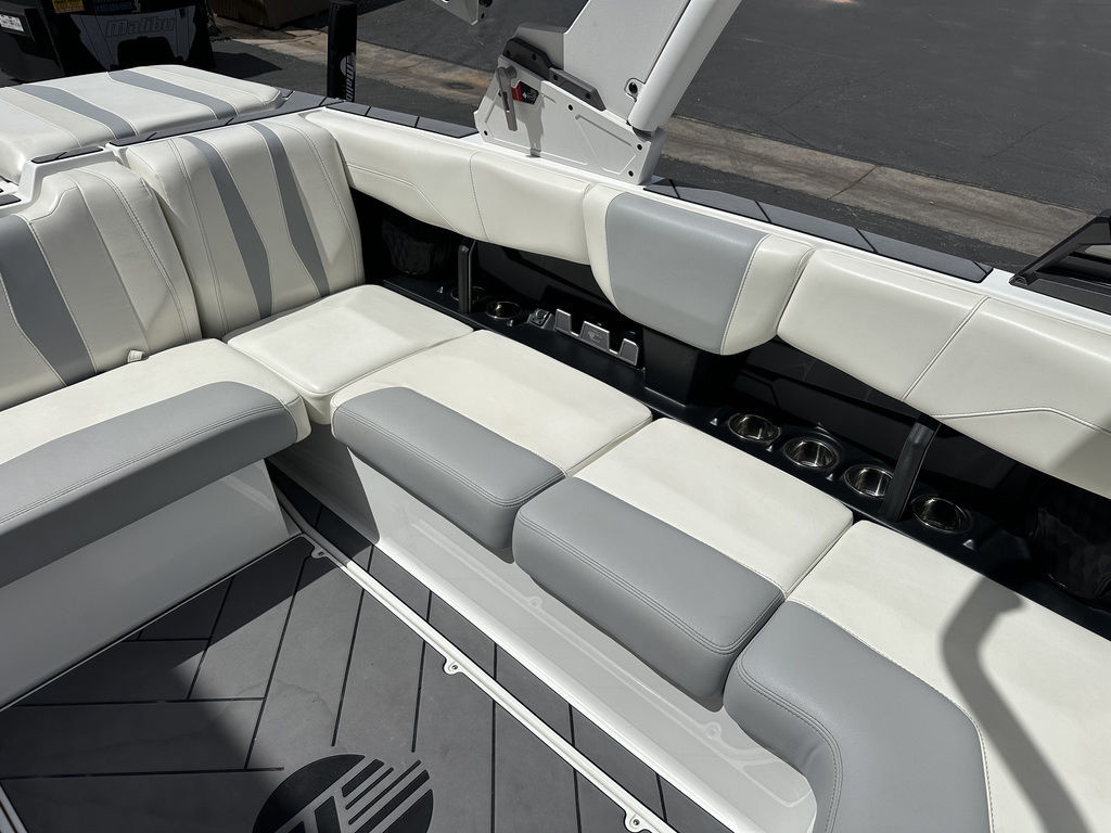 2023 Malibu 22 LSV