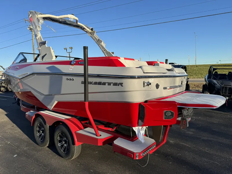 New 2024 Malibu 22 LSV
