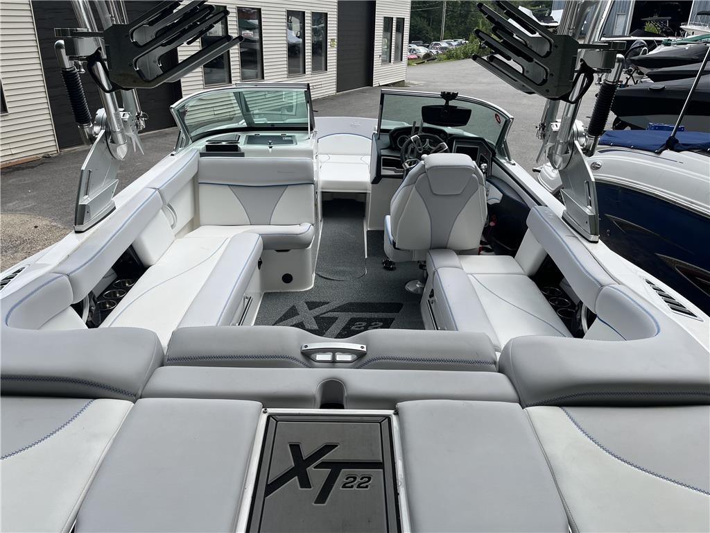 2021 MasterCraft XT22