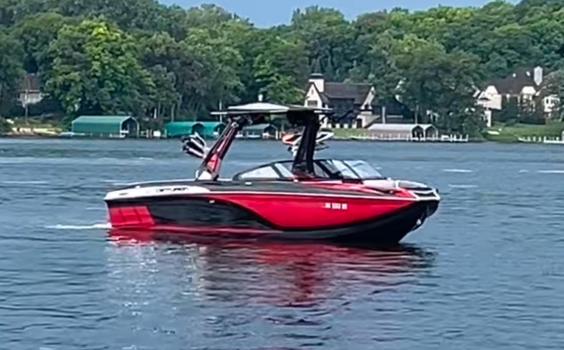2021 Centurion Ri257 – LOADED w/ added Stern Thruster!