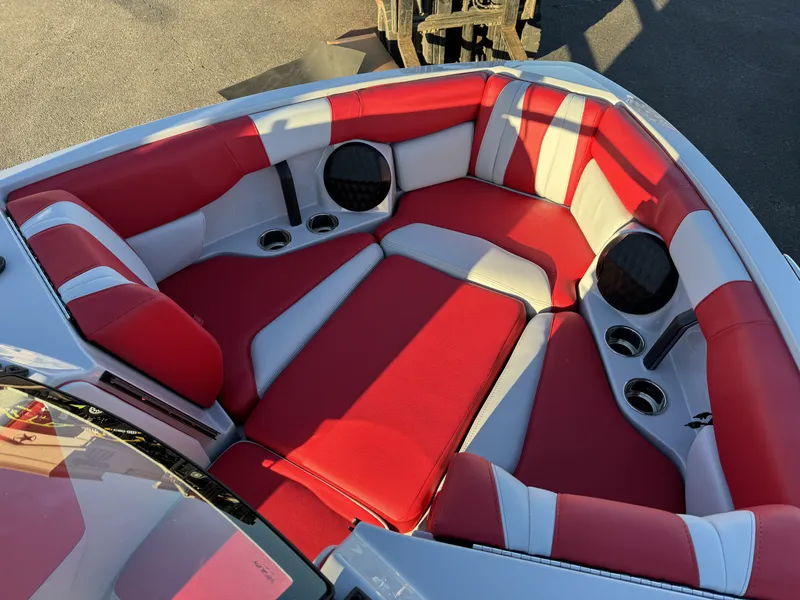 New 2024 Malibu 22 LSV