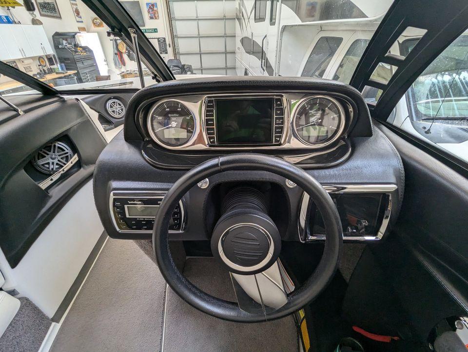 2013 Malibu 247 LSV – LOW HOURS – UNICORN