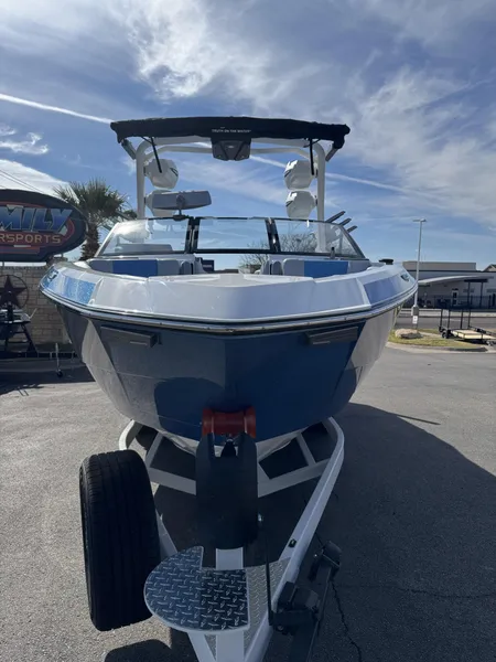 2025 Malibu 26 LSV