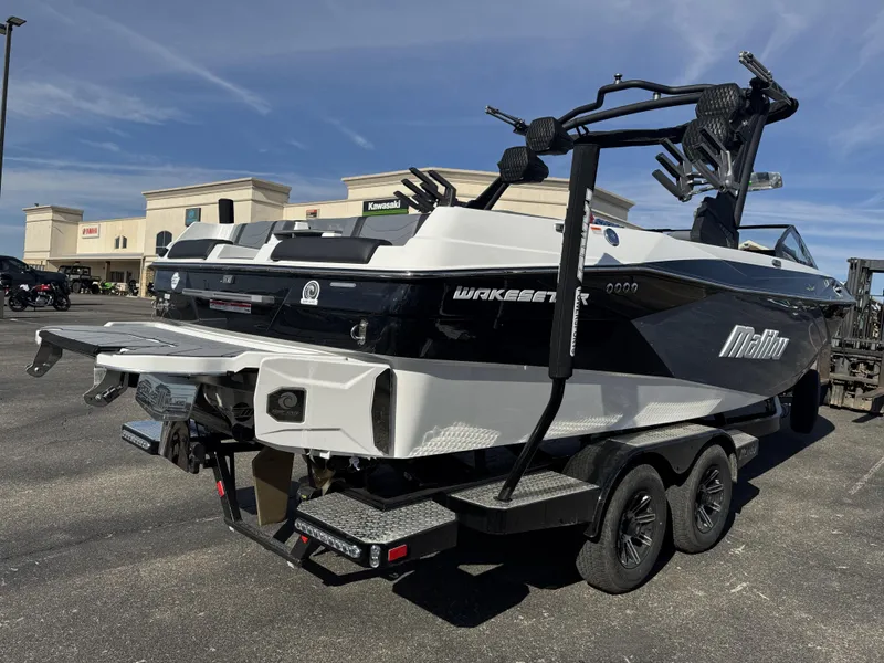2025 Malibu 23 LSV