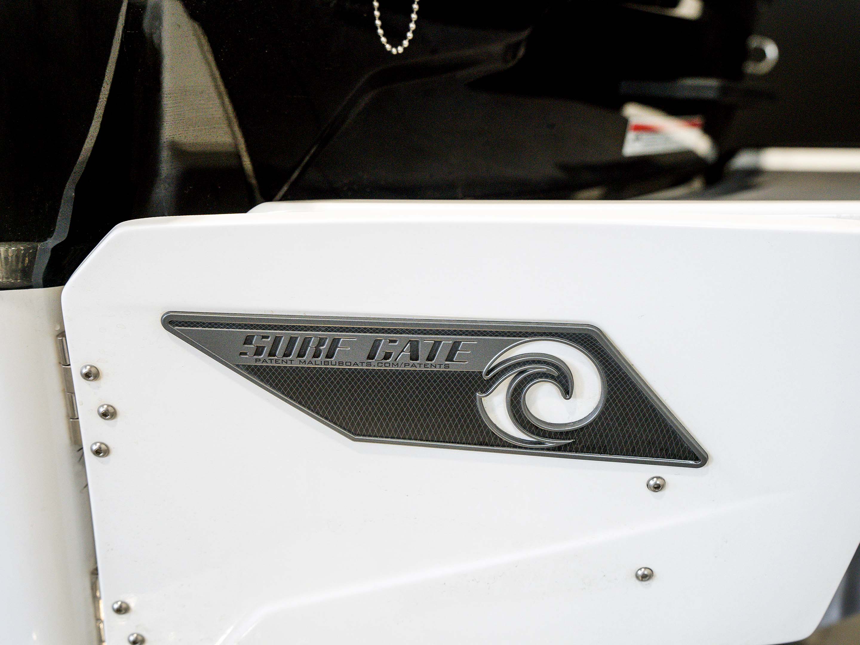 2023 Axis A20 &#8211; White / Black