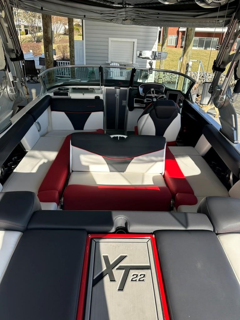 2021 MasterCraft XT22 – LOADED!