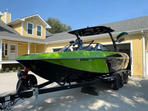 2017 Malibu 25 LSV – MINT – 100hrs – SUPERCHARGED
