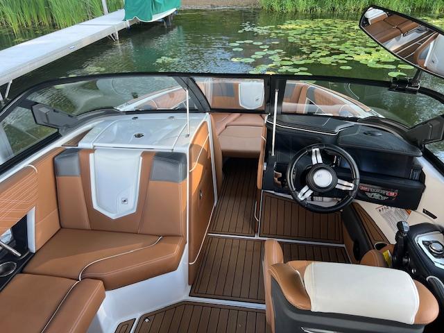 *Just over 200 HOURS w 1.5 Year Transferable Warranty * 2019 Nautique Super Air G21