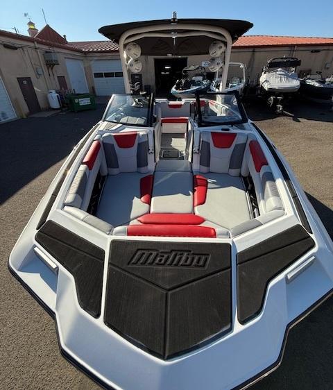 2021 Malibu M220 w Trailer