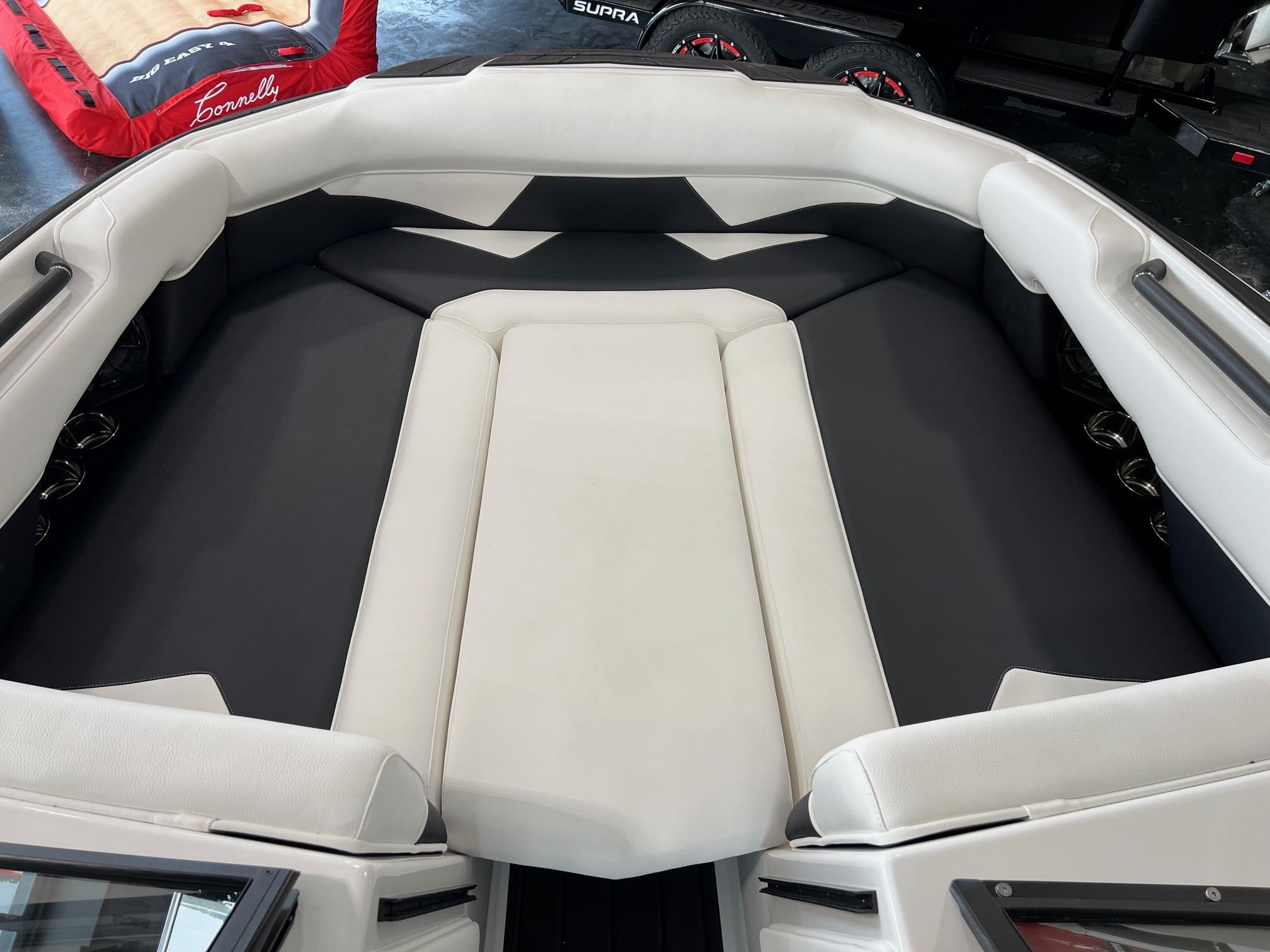 2025 MOOMBA MAKAI NEW PURE WHITE COLOR WITH NEW DROP STEP